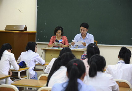 Thí sinh nghe cán bộ coi thi phổ biến Quy chế thi đại học đợt 1. (Ảnh: PL TP.HCM) 